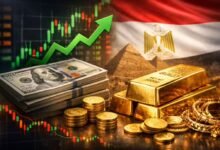 سعر الدولار اليوم في مصر وتأثيره على أسعار الذهب مع صورة سبائك ذهب ودولار وسهم صاعد