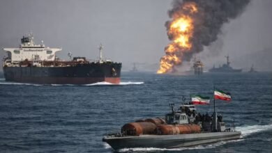 ناقلة نفط تمر عبر مضيق هرمز وسط تصاعد التوترات وتأثيرها على أسعار النفط عالميًا