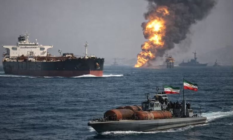 ناقلة نفط تمر عبر مضيق هرمز وسط تصاعد التوترات وتأثيرها على أسعار النفط عالميًا
