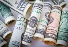 العملات العالمية والدولار الأمريكي وتأثير التوترات السياسية على الأسواق