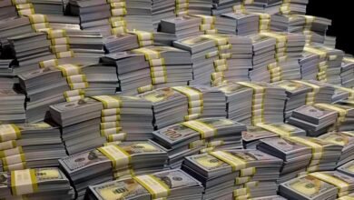 المؤشر الاقتصادي : حزم من الدولار الأمريكي ترمز إلى استحقاقات الديون الخارجية