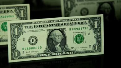 صورة تعبيرية توضح تراجع الجنيه المصري أمام الدولار مع سهم هابط يعكس تحركات سوق الصرف