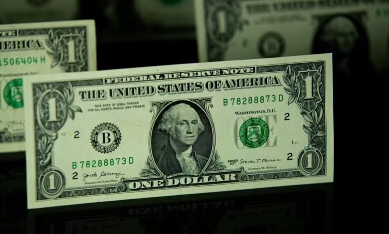 صورة تعبيرية توضح تراجع الجنيه المصري أمام الدولار مع سهم هابط يعكس تحركات سوق الصرف