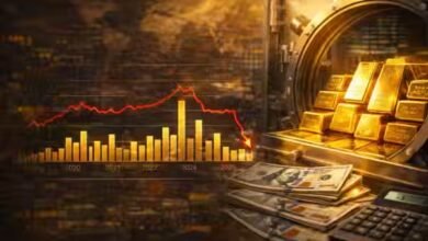 سبائك ذهبية مع عملات دولار داخل خزنة مالية تعبر عن استخدام الذهب للحصول على السيولة خلال الأزمات الاقتصادية