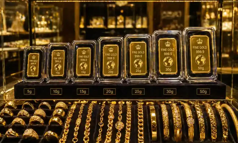 سبائك ذهب مغلفة بأوزان مختلفة داخل فاترينة عرض مع مصوغات ذهبية للاستثمار