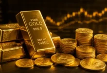 تجنب مخاطر الاستثمار في الذهب- سبائك ذهب وعملات ذهبية مع خلفية رسوم بيانية مالية تعبر عن الاستثمار في الذهب وتجنب المخاطر