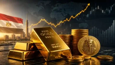 سبائك ذهب وعملات ذهبية أمام رسوم بيانية عالمية تعبر عن توقعات أسعار الذهب في مصر والأسواق العالمية خلال 2026.
